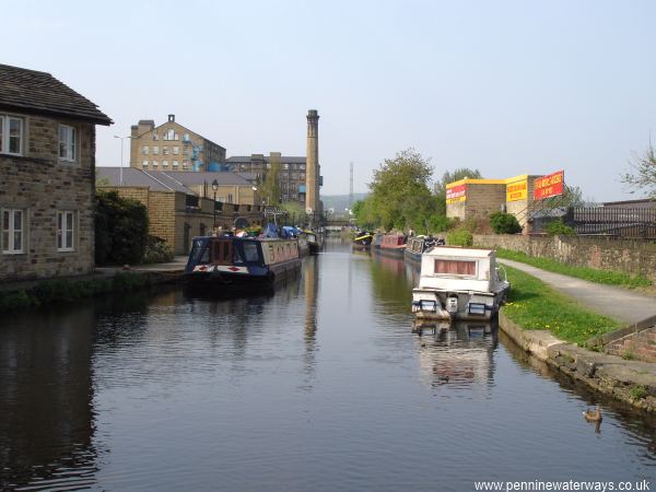 Huddersfield Broad Canal looking north