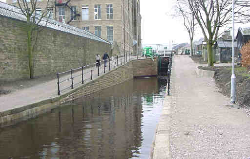 West towards Lock 22E, Slaithwaite